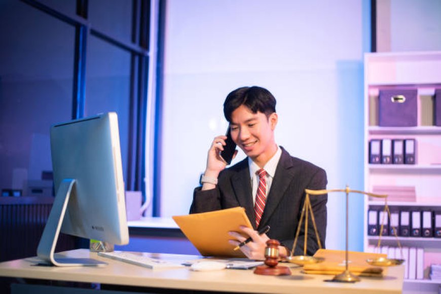 Understanding the Difference: Paralegal vs Lawyer Roles
